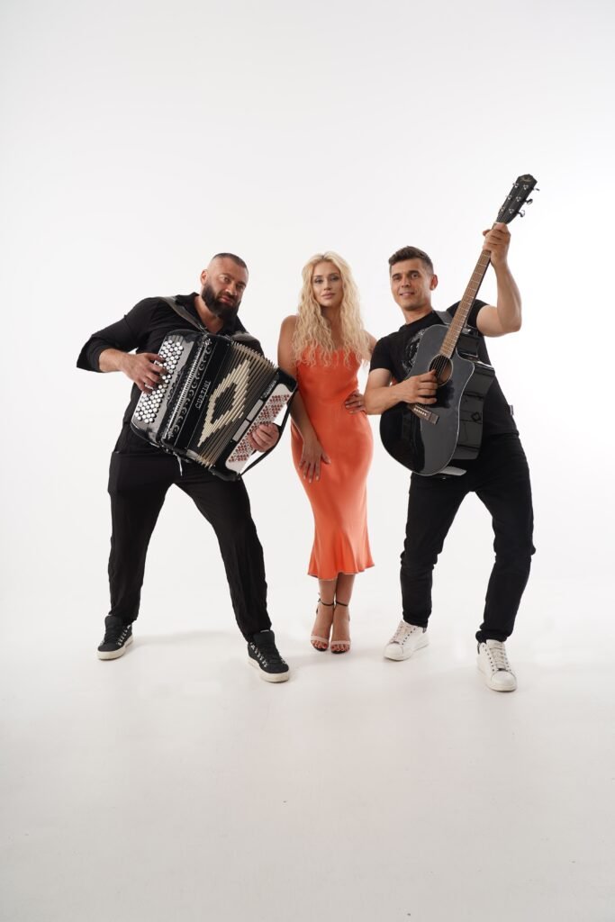 Музичний проект «PARACOM» було засновано у 2024 році. Гурт активно розвивається на українській музичній сцені привертаючи увагу не тільки вітчизняної, а й міжнародної аудиторії.