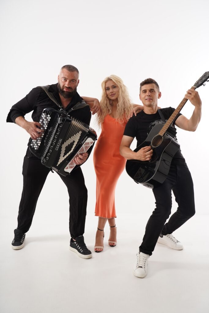 Музичний проект «PARACOM» було засновано у 2024 році. Гурт активно розвивається на українській музичній сцені привертаючи увагу не тільки вітчизняної, а й міжнародної аудиторії.