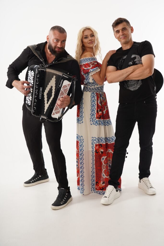 Музичний проект «PARACOM» було засновано у 2024 році. Гурт активно розвивається на українській музичній сцені привертаючи увагу не тільки вітчизняної, а й міжнародної аудиторії.