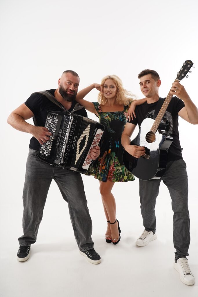 Музичний проект «PARACOM» було засновано у 2024 році. Гурт активно розвивається на українській музичній сцені привертаючи увагу не тільки вітчизняної, а й міжнародної аудиторії.